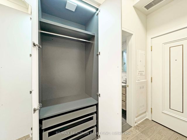 103 - 2 Clarendon Ave