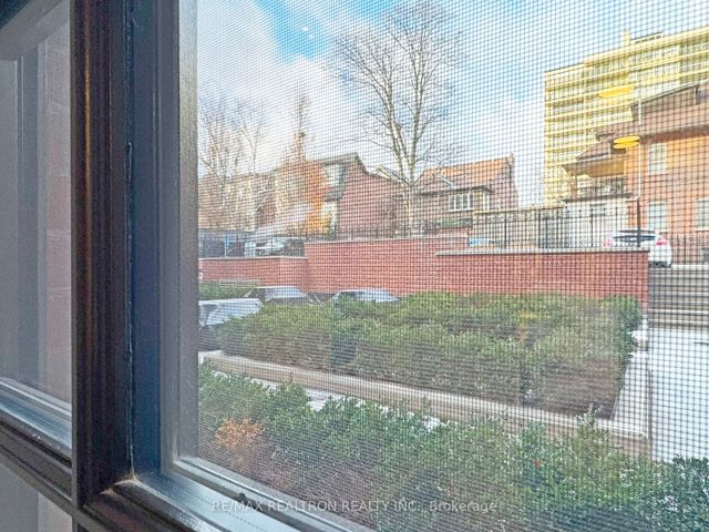 103 - 2 Clarendon Ave