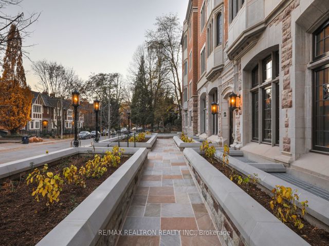 103 - 2 Clarendon Ave