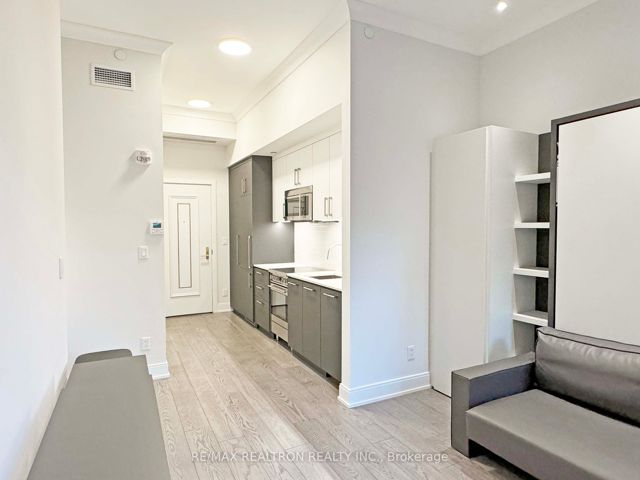 103 - 2 Clarendon Ave
