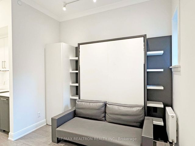 103 - 2 Clarendon Ave