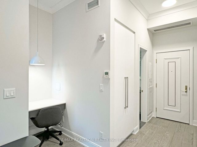 103 - 2 Clarendon Ave