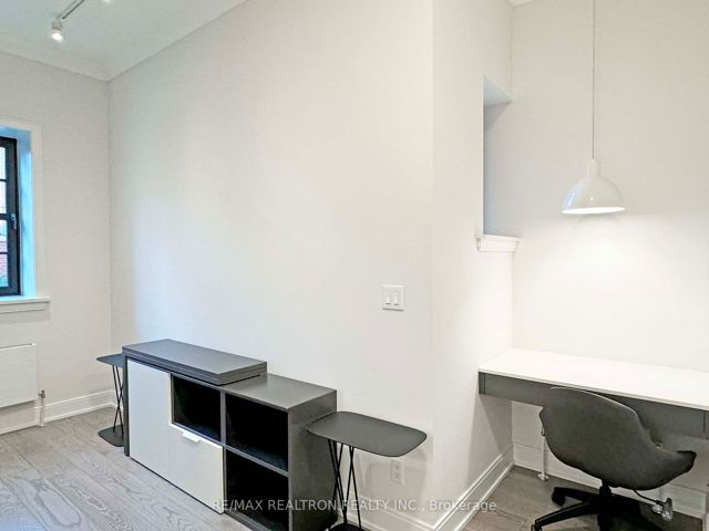 103 - 2 Clarendon Ave