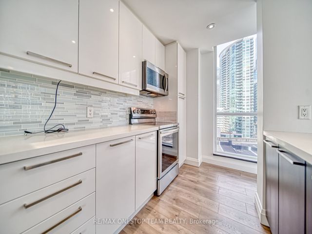 1002 - 218 Queens Quay W