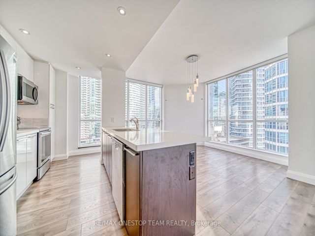 1002 - 218 Queens Quay W