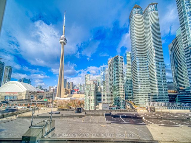 1002 - 218 Queens Quay W