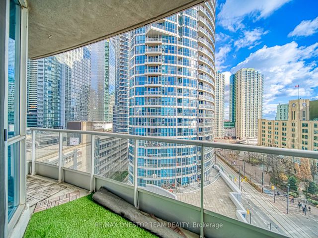 1002 - 218 Queens Quay W