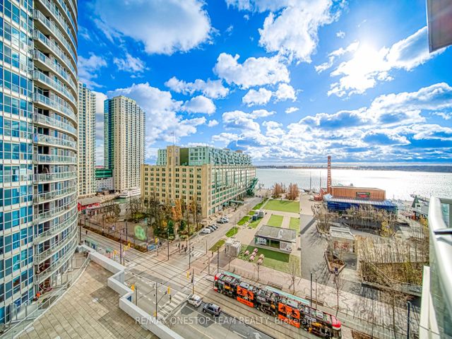 1002 - 218 Queens Quay W