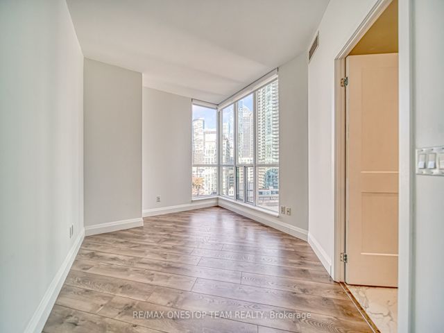 1002 - 218 Queens Quay W