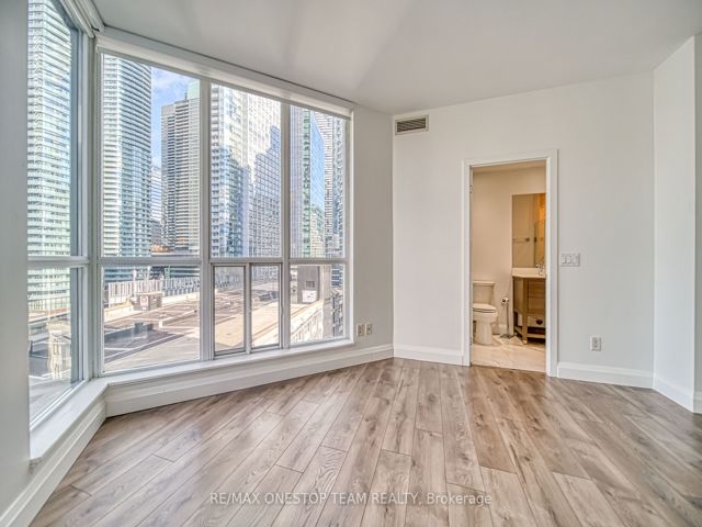 1002 - 218 Queens Quay W