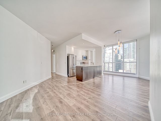 1002 - 218 Queens Quay W