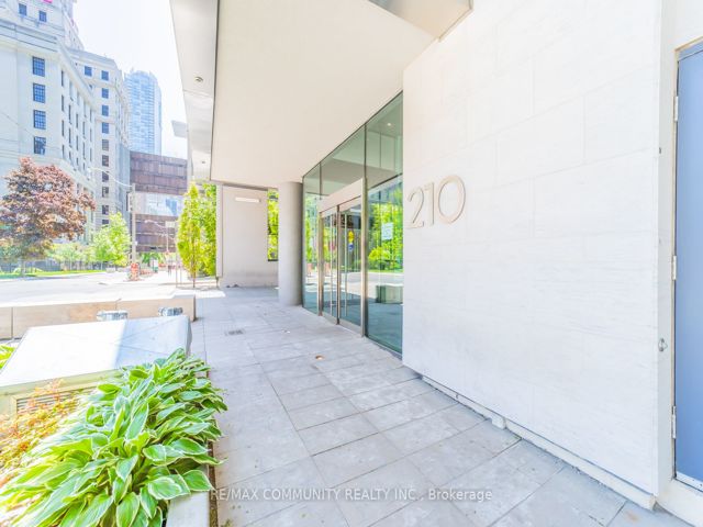 1210 - 210 Simcoe St