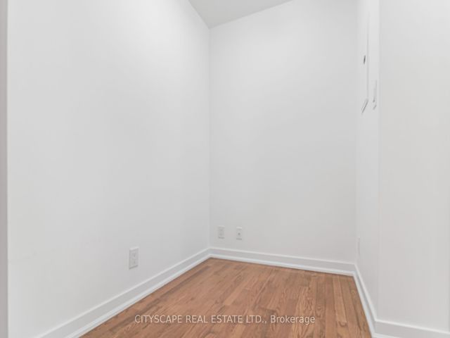 3910 - 12 York St