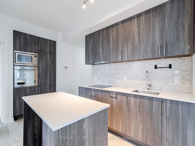 1702W - 27 Bathurst St