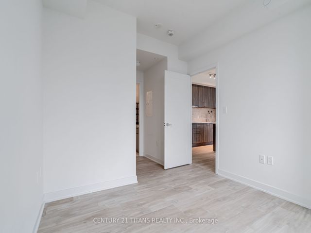 1702W - 27 Bathurst St