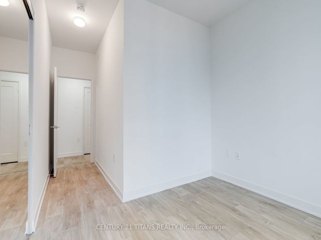 1702W - 27 Bathurst St