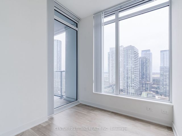 1702W - 27 Bathurst St