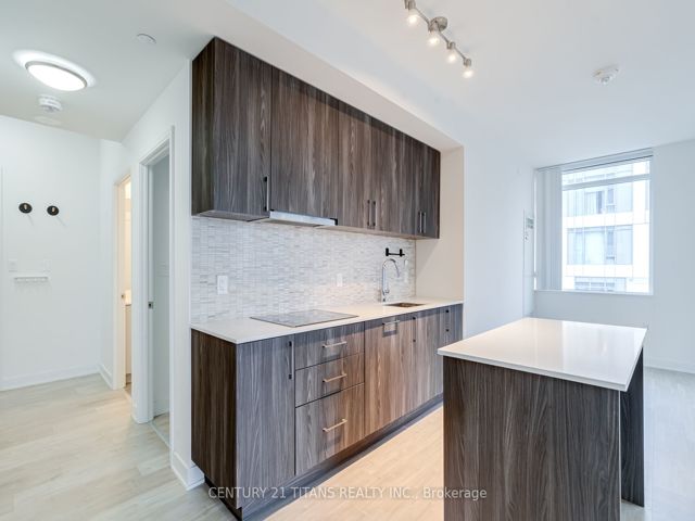 1702W - 27 Bathurst St