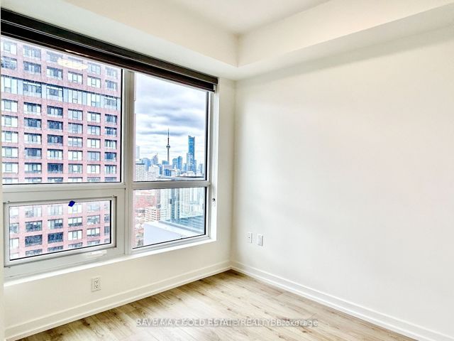 5210 - 395 Bloor St E