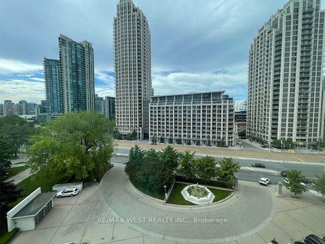 512 - 637 Lake Shore Blvd W