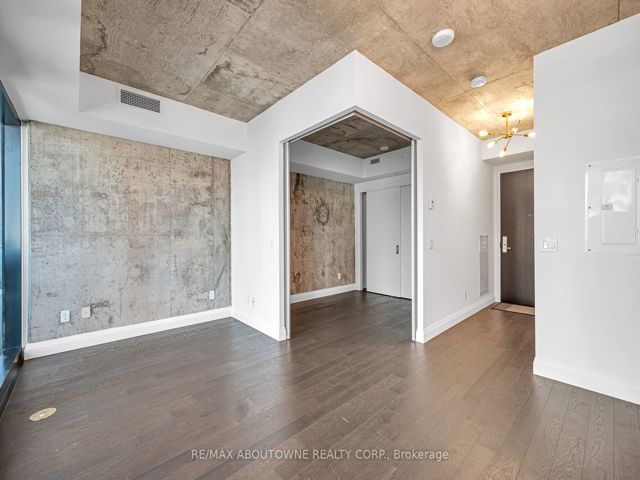 1702 - 224 King St W