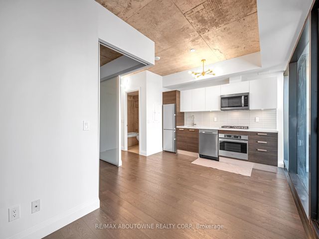 1702 - 224 King St W