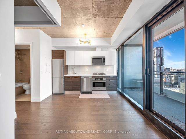 1702 - 224 King St W
