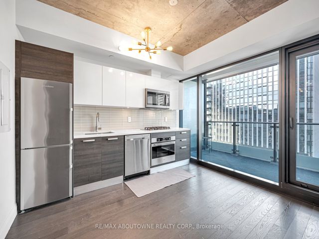 1702 - 224 King St W