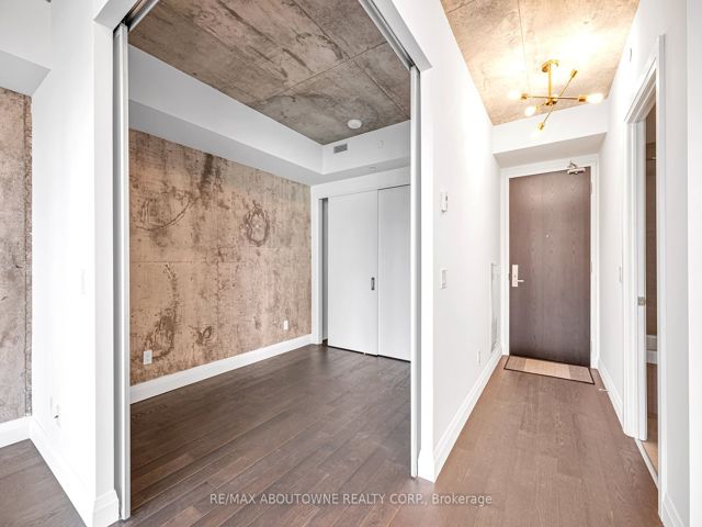1702 - 224 King St W