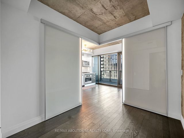 1702 - 224 King St W