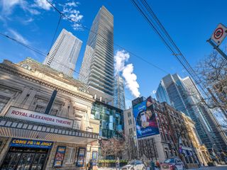 1702 - 224 King St W