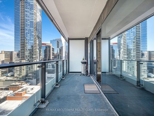 1702 - 224 King St W