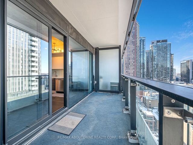 1702 - 224 King St W