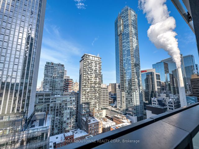 1702 - 224 King St W