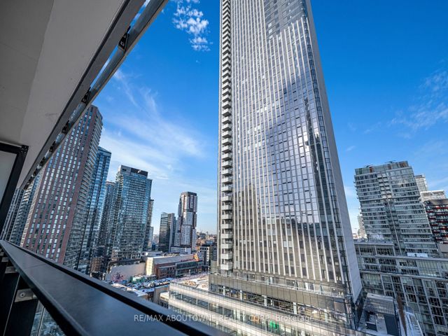 1702 - 224 King St W