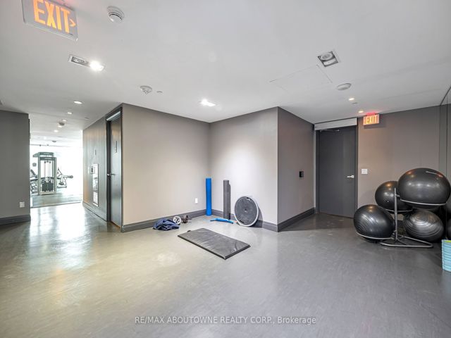 1702 - 224 King St W