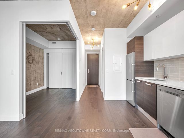 1702 - 224 King St W