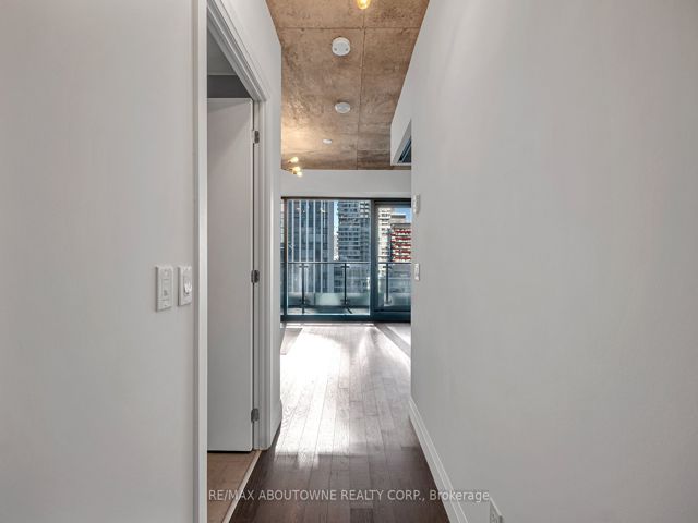 1702 - 224 King St W
