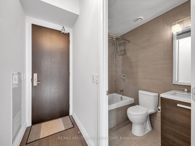 1702 - 224 King St W