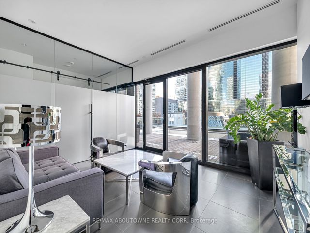 1702 - 224 King St W