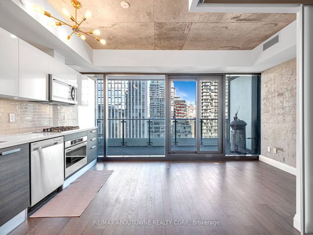 1702 - 224 King St W