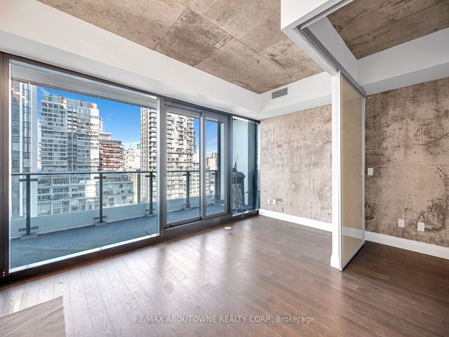 1702 - 224 King St W