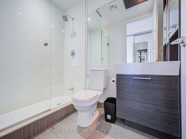 7405 B - 388 Yonge St