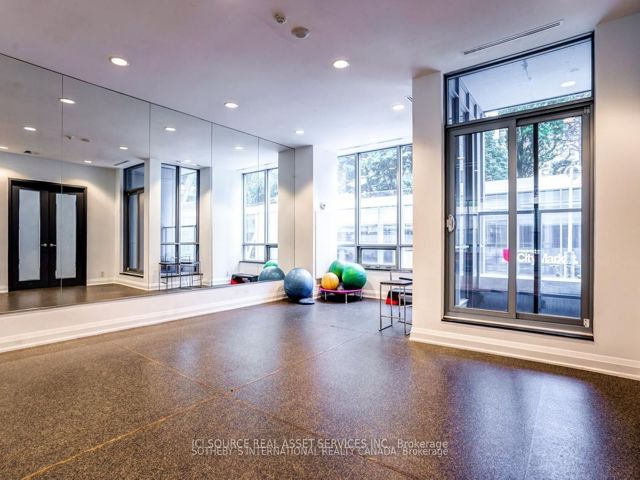 1105 - 21 Balmuto St