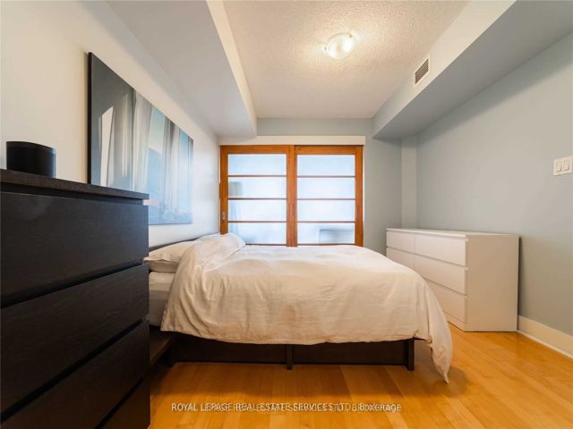 718 - 550 Queens Quay W