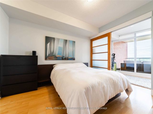 718 - 550 Queens Quay W