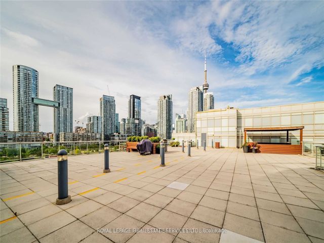 718 - 550 Queens Quay W