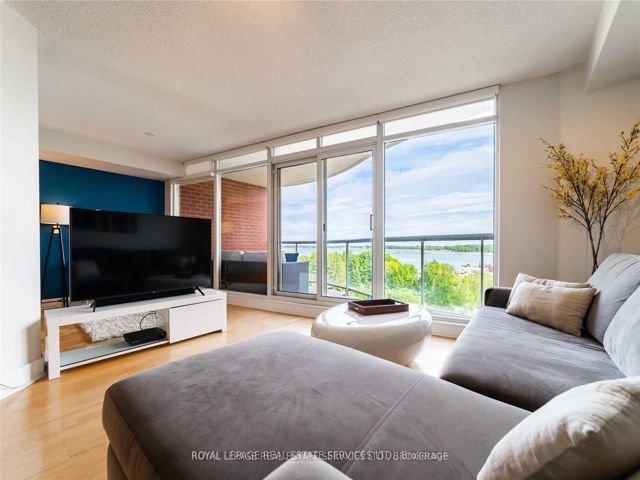 718 - 550 Queens Quay W