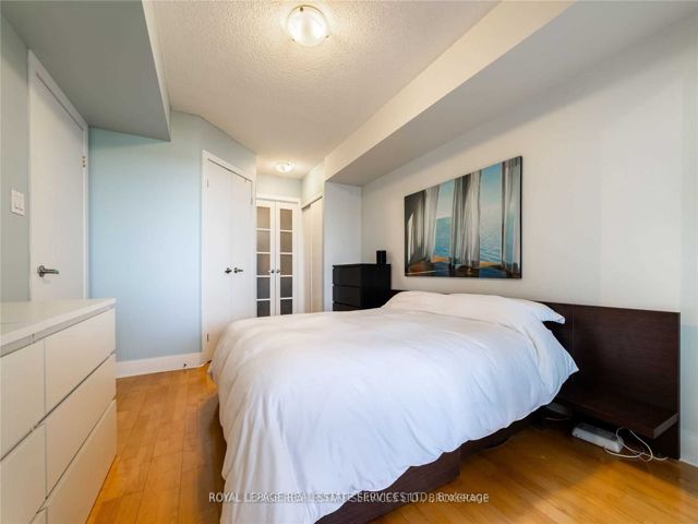 718 - 550 Queens Quay W