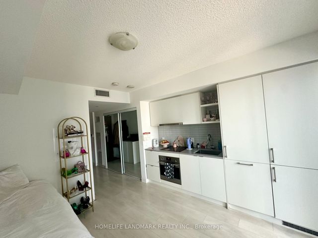 1911 - 100 Harbour St